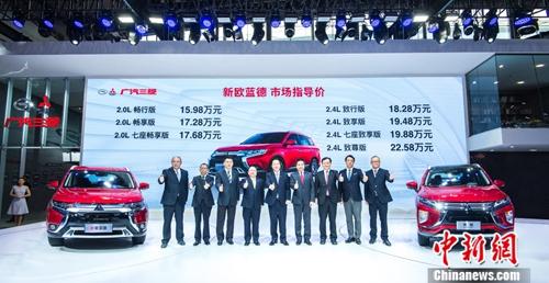 广州车展领导合影 广汽集团董事、广汽三菱董事长陈茂善(左五);三菱汽车北亚部本部长横田秀俊(右四);广汽三菱总经理葛城慎辅(右三);执行副总经理李曲明(左四);党委书记、工会主席陈小沐(左三);副总经理山﨑義則(右二);副总经理邓涛(左二);副总经理向毅(左一);公司顾问铃木道幸(右一)