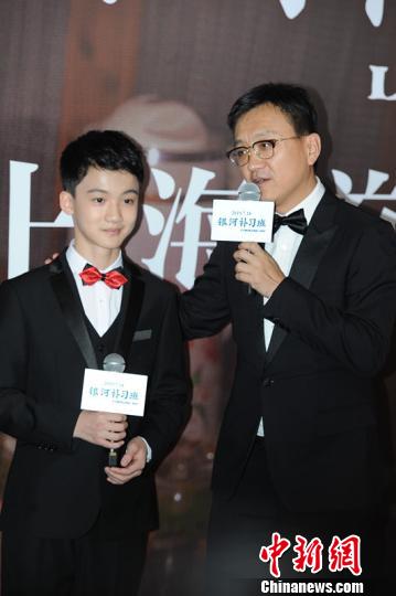 俞白眉也携片中的“儿子”马飞扮演者之一的孙浠伦现身红毯。 康玉湛 摄