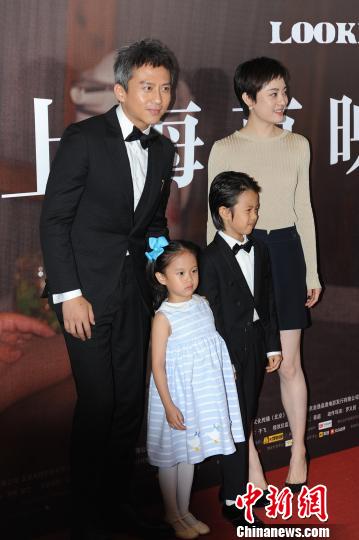 邓超(左一)在片中出演的是儿子马飞心中“最了不起的爸爸”马皓文。 康玉湛 摄