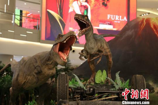 《侏罗纪世界2》电影主题展:1:1霸王龙雕塑炫酷登场