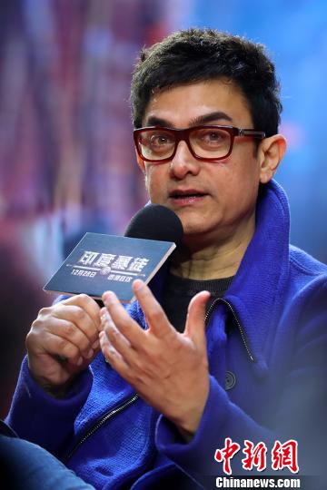 阿米尔?汗与大学生们交谈。 泱波 摄