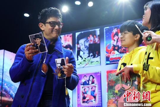 现场粉丝为远道而来的阿米尔?汗送上亲手制作的扇子、明信片等礼物。 泱波 摄