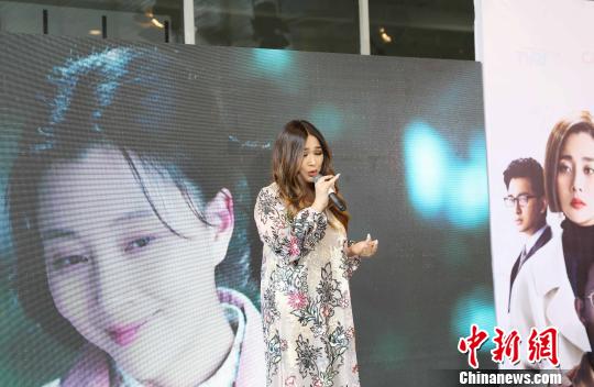 图为印尼歌星现场演唱电视剧《鸡毛飞上天》主题歌。 林永传 摄