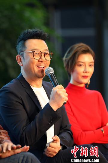 郭涛(左)和车晓与观众互动。 泱波 摄