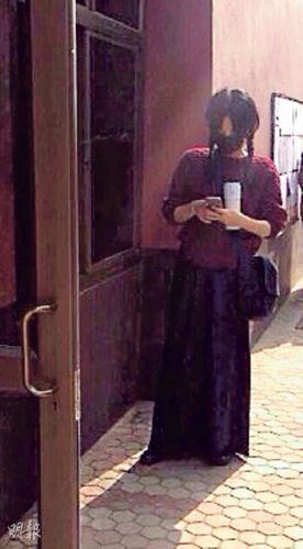 王菲撇霆锋印度祈愿拜佛同时玩手机保持联系(图)