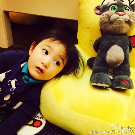 李小鹏晒爱女呆萌照奥莉歪脑袋萌翻网友(图)