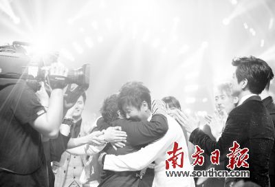 孙楠在韩红夺得“歌王”后第一个拥抱祝贺她。