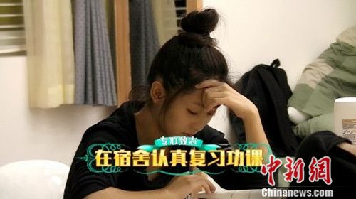 邢菲熬夜学英语 邢菲熬夜学英语