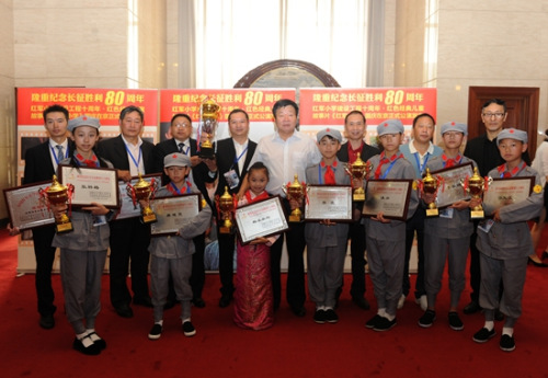 电影《红军小学》总策划方强与获奖的演员、导演等合影留念 电影《红军小学》总策划方强与获奖的演员、导演等合影留念