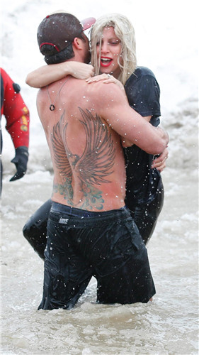 LadyGagaЯδ������಻���Ϻ��������Ϸ��ͼ��