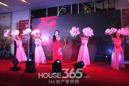 绿地圣诞晚宴暨颁奖典礼浓情上演 精彩歌舞表演(365地产家居网 王琼/摄)