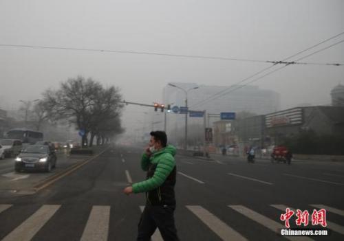 资料图：一名戴着口罩的行人走在北京街头。<a target='_blank' href='' _fcksavedurl=''></p></table>中新社</a><p>　　记者 张浩 摄