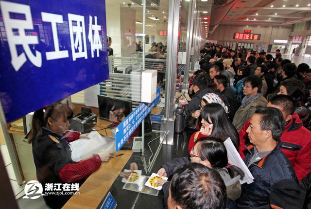 春运网络抢票难倒农民工 打工者称还想找黄牛