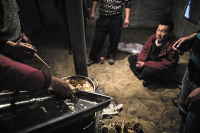 12��10��������Ա��Χ�Ż�¯�ȴ����͡��ײ�������Ƭ������ɳĮ�У�����ʳ��