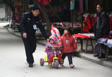 90�󾯲챳үү�ϰ�:�ܽ���үү���ܵ���Ů�ѣ�ͼ��