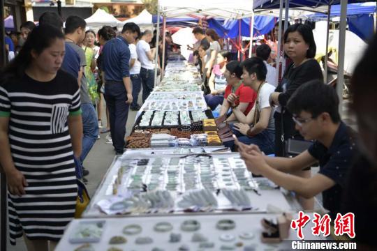 ͼΪ����г�̯�㡣����Ƚ�� ��