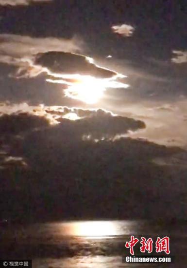 10��4������һ�ų�������5���Ѹ����ʧ�����ػ�������˴���ҹ�գ� ��һĻ����������ͼ���µ���������������������һ���󣬴����˵��硡���ѧ�߱�ʾ�����Ǽ�2014�����ֹ���С����֮����һ�η������ҹ��Ͽյ�С����ײ���¼���10��4�����������20ʱ���ң����ϴ�����������������Ȧ��һ����ʯ���������ǡ�����Ķ���Ƶ�������������˹�ע�����顣�������ṩ����Ƶ�п��Կ�������ڵ�ҹ����ͻȻ����һ�����⣬��ͬ����һ��Ѹ�ٻ��䣬���ܱߵ��ƶ�˲�䱻�������������̲���5�롣����һ����Ƶ�У����ڴ�����ļ�¼���Ը�����һЩ��������ֱ�ӿ�������л����������Ĺ켣����Ƶ������ֱ�����ǡ����ǡ��������һ�����桱����...