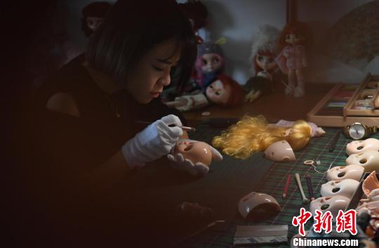 ͼΪ��˼���ڹ������������޸�ױ�����Ᾰ����