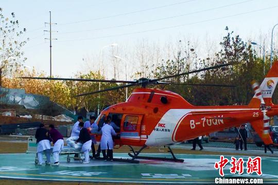 18�գ�����ʡ��ֱ�������о�Ԯ�����ڰ��պϷʰ���ҽ�ƴ�ѧ��һ����ҽԺ����Ժ�����С�ֱ�������š�����Ա���ϻ�ҽԺ�������ڸ����ȴ��ļ����ҽ��һ�𣬽�����һ��������Ա��̧�»��գ������������������ҡ�����ǿ ��