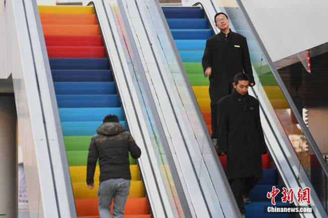 杭州一商场铺设彩虹跑道电梯