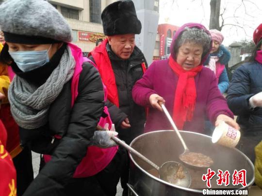 ͼΪ֣��һ����ǰ��һλ�׷��ԲԵ�����־Ը����·�����ࡣ������ ��