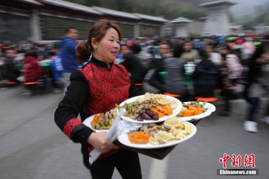 4��2�գ�����С���ٵڣ������ڷ׷׳���̤�������������ﴨ������ƺ���Ͼ�ɽ�㳡��׳��һ������ǧ���ο;ۼ�Χ������һ���޴�ġ������֣���������ҧ���磬���ϰڷŵļ��ȴ󲿷�����ɽ�ϲ�ժ������Ұ����⿶��ɣ����ˡ�ɽ�²ˡ�ɽ�� ��ľ��ѿ����Ǯ������ɫ������ɽ��Ұ�������˴������Σ�Ұ�˰��ӡ������˴������������ڷ���һ�գ�����׳�ۡ��ֳ����ж��������ݡ�����׹�ӵط�Ϸ���ˣ����ַǷ����й�����Թž��С�ҧ����ϰ�ף������Դ�����Ϊ��ҧ���������������ʱҪ��һЩ����������߲ˣ���Ϊ����������ӭ���´�����ζ������������ʱҪ��ҧ���磬ҧ�����ϳ����ܲ����ˣ���Ҫ�д�������������ҧ��ʳ�ɲ�֮��Կ���ϯ�� ���о� ��