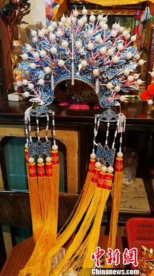 ����Ϸ�����һ���Ʊ�ѣ��������������Ͽ�ͷ�����ִ�ͳ���ֹ���ͷ�������Ӣ ��