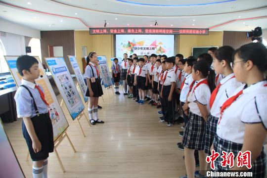 ���������� ���ͯ�ꡪ2018��������������У԰�С�����֮һ�ġ�����������������ͼƬѲչ��ȫ���ƿ���ͼΪ5��31��������·ʵ��Сѧѧ���ۿ�ͼƬչ�������� ��