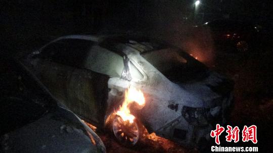 7月6日凌晨,福州两部轿车起火 消防员快速处置。 陈绍斌 摄