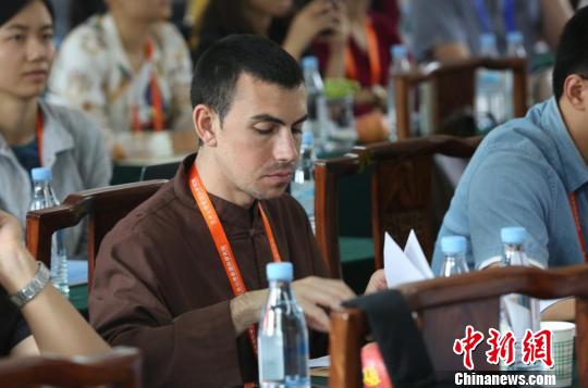 10年前被国画吸引美国小伙中国“寻根”(图)