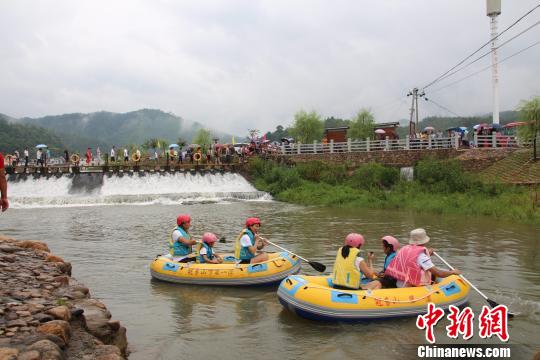 游客在塘前溪体验有着“冠豸山下第一漂”之称的生态漂流。 陈龙山 摄