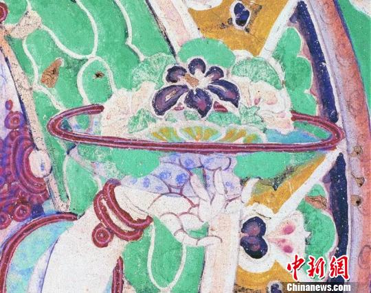 图为莫高窟第159窟西壁(中唐),画面中的玻璃盘晶莹剔透,盘口沿有褐色勾线,盘身有天蓝色圈点纹,盘中鲜花入馔。敦煌研究院供图