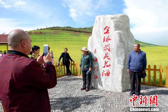 图为游客在花海留影。 李隽 摄