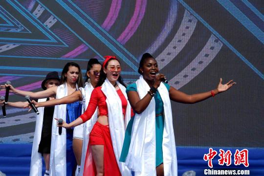 图为外国友人在开幕式现场。 李隽 摄