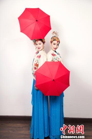 图为节目演员焦露蓉和周园园。 重庆杂技艺术团供图 摄