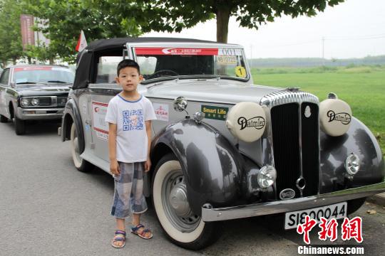 一名“小车迷”与生产于1949年的Daimler(戴姆勒)合影。 赵庆斌 摄