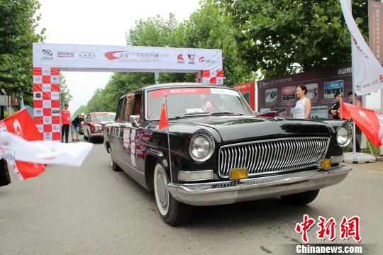 40辆“老爷车”亮相2018年港京汽车拉力赛保定站