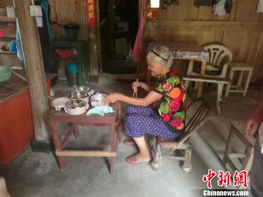 ������������Ӫ���ɿڵķ��ˡ��ź��ӹ�ͼ