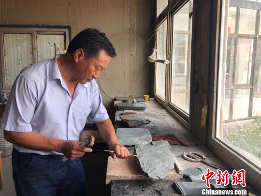 甘肃卓尼洮砚艺人35载磨一技因石造型显匠心