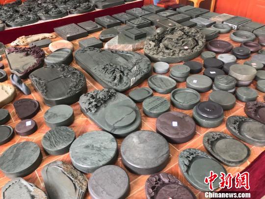 图为卓尼县民间制砚艺人王玉明制作的洮砚。 徐雪 摄