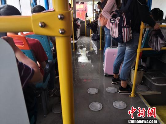 9��1�գ����ݳ��ֳ���ǿ��ˮ��Ƶ�����µĳ˿ͣ�ʹ�ù����������Ǳ�ˮϴ��һ��������־�� ��