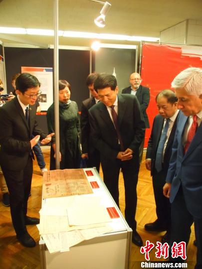 嘉宾们参加展览。供图