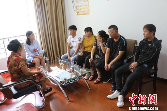 杨芬怜(化名)和家人前来致谢零陵区妇联工作人员。零陵区宣传部供图