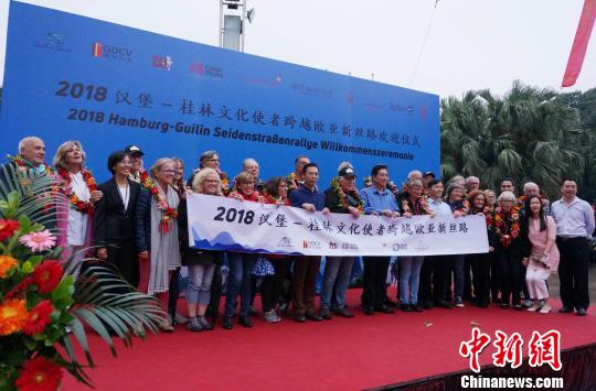 10月9日,德国老爷车队成员在桂林留影。 欧惠兰 摄