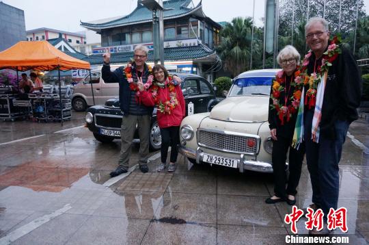 10月9日,德国老爷车队成员在桂林留影。 欧惠兰 摄