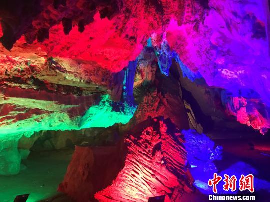 绝美!跑马洞溶洞石态嶙峋,光影惹人醉