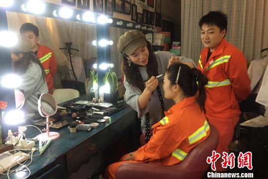 图为:补拍婚纱照前化妆 范宇斌 摄