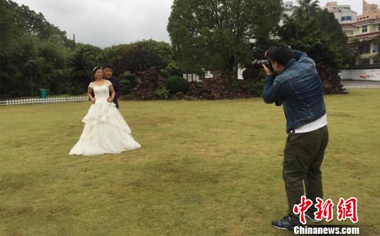 “迟到”七年的婚纱照浙江玉环为“城市美容师”过节