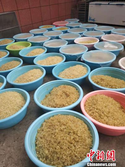 �ȴ���һ���ӹ������Ǿ�����ʯС�� ��