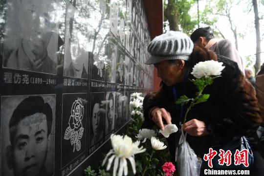 图为烈士亲属代表擦拭亲属的画像。 陈超 摄